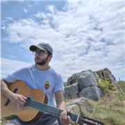 Clases de guitarra online y presenciales en Madrid. 🎸
Soy Alejandro, maestro de infantil, cantautor y profesor de guitarra
